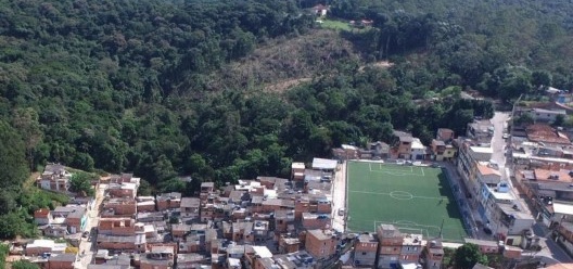 Área de Mata Atlântica suspeita de ter sido devastada por organização criminosa, ao lado de bairro popular erguido em local de proteção ambiental