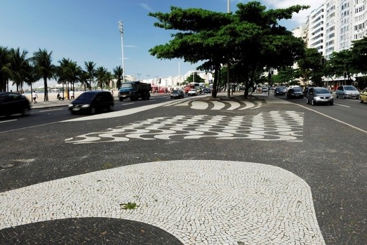 Desenho das ondas, aflorando como leit-motiv em meio à abstração geral