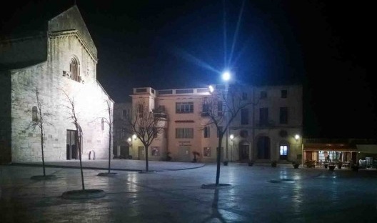 Vista noturna da praça e do monastério de San Pere