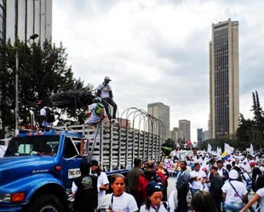 Marcha por La Paz, em 9 de abril de 2013, na Carrera 7. Ao fundo a Torre Colpatria, a mais alta de Bogotá