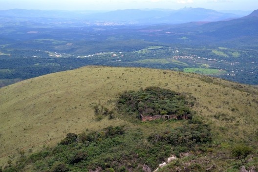 Serra da Calçada, vista do Forte de Brumadinho e trilha de acesso. Ao fundo, o distrito de Casa Branca, Brumadinho MG