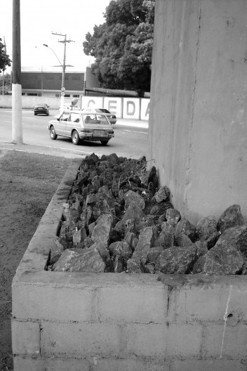 Artefato antimendigo sob viaduto carioca