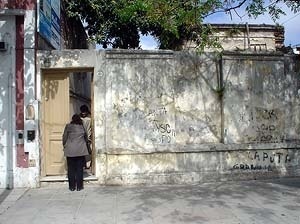 Fachada de uma casa invadida