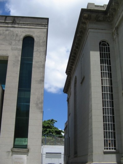 Anexo da Academia Mineira de Letras, detalhe da abertura vertical do anexo, idêntica em proporções à do prédio original, mas em linguagem moderna