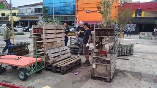 Equipe dos Batatas Construtores discutindo a criação de um novo mobiliário publico para a praça