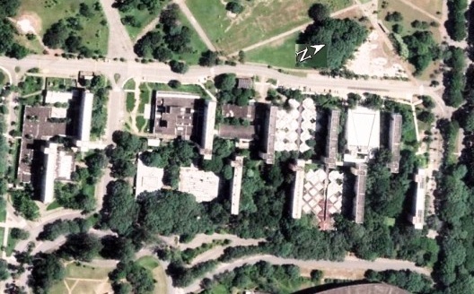 Situação atual do Crusp, com ocupação dos espaços entre-blocos por construções alheias ao programa habitacional