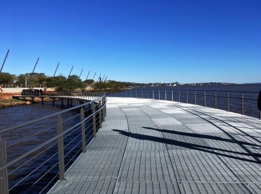 Vista da passarela para o Sul, com a Zona Sul de Porto Alegre ao fundo