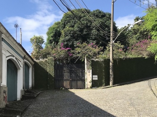 Pequeno “ângulo” no início da parte baixa da rua Aprazível