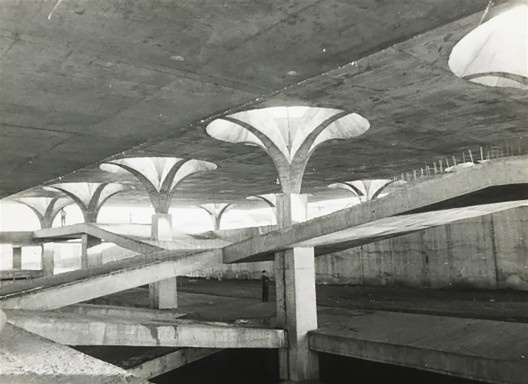 Estação Rodoviária de Jaú, interior do edifício durante a construção entre 1971 e 1980, Jaú SP, 1973. Arquiteto João Batista Vilanova Artigas