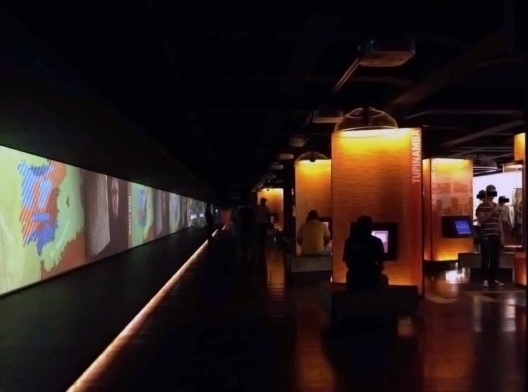 O totem das Palavras Cruzadas, com seus diferentes meios e modos de representação e comunicação, Museu da Língua Portuguesa, São Paulo