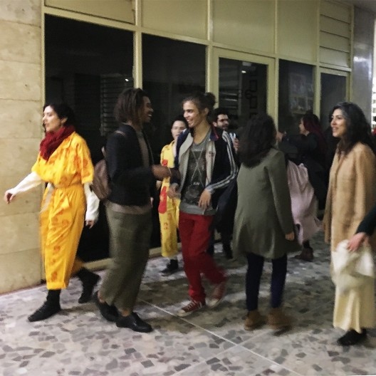 Grupo jovem do Teat(r)o Oficina chega cantando o Manifesto Pau-Brasil de Oswald de Andrade – “A contribuição milionária de todos os erros”...