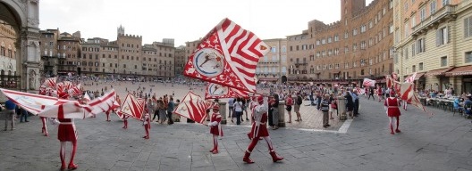 A atração é um evento de preparação para o famoso Pálio di Siena, corrida de cavalos que acontece na praça desde o século 17, nos dias 2 de julho e 16 de agosto de cada ano.