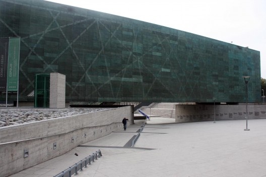 Museo de la Memória y los Derechos Humanos, vista do museu a partir da saída do metrô, Santiago, Chile. Arquitetos Mario Figueroa, Lucas Fehr e Carlos Dias/ Estúdio América