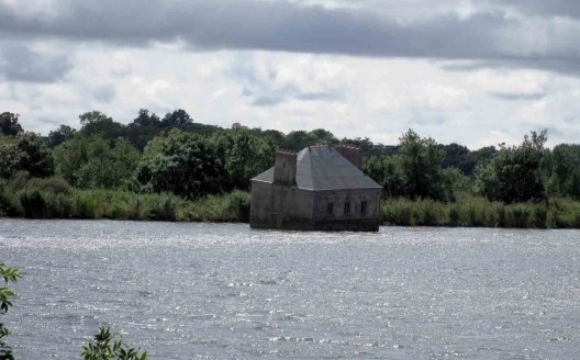 No contexto da Bienal de 2007 Jean-Luc Courcoult instala nos pântanos do Rio Loire entre Saint Nazaire e Nantes a casa flutuante, cujas fundações no lodo e as correntes do rio fez com que se incline ligeiramente, conferindo-lhe um ar desolado e lembrando