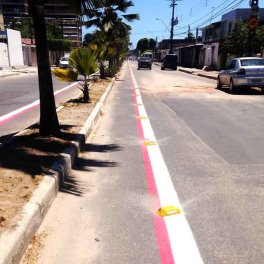 Ciclofaixa unidirecional de 1m de largura implantada na Rua Ambrósio Machado, com perfil semelhante ao indicado acima, deixando espaço para uma faixa muito larga de circulação e outra faixa de estacionamento gratuito