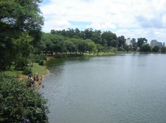 Córrego do Sapateiro despontando no lago do Parque Ibirapuera