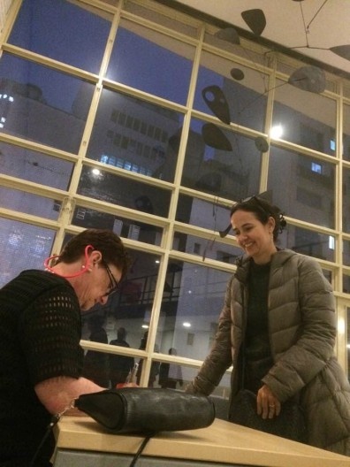 Helena Ayoub e Camila Fabrini, primeiro autógrafo presenciado pela “Viúva Negra” de Alexander Calder, festa de lançamento do livro “Abrahão Sanovicz, arquiteto”, IAB/SP, 22 ago. 2017