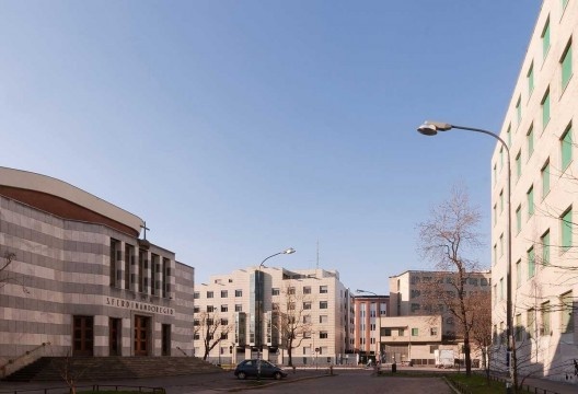 1. Igreja de San Ferdinando (F. Reggiori e A. Favini) e edifício para pensionatos (G. e L. Muzio). Ao fundo: edifício para escritórios e salas de aulas (I. e J. Gardella). À direita o primeiro núcleo da Bocconi (G. Pagano)