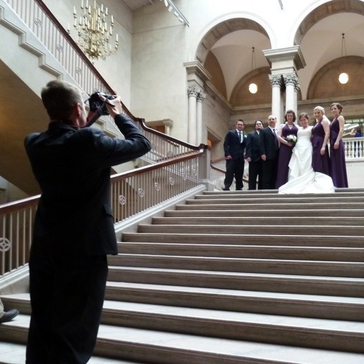 Ele surge nos lugares mais inesperados, como em um casamento chic em Chicago nos Estados Unidos...