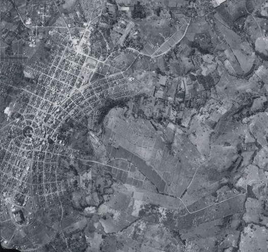 Aerofoto de Ivaiporã, 1980: centralidade, simetria e adaptação ao relevo. Projeto do engenheiro civil Yaroslau Sessak (Universidade do Paraná), de 1953