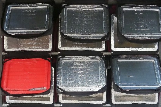 Vermelho versus prata, instalação-display na rua Maria Antonia, São Paulo Foto Michel Gorski