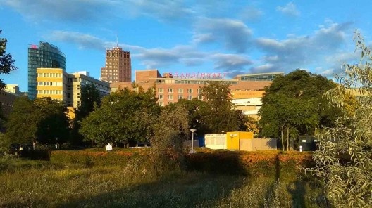 Skyline dos principais edifícios de Potsdamer Platz a partir da entrada da Staatsbibliothek zu Berlin (Biblioteca do Estado de Berlim)