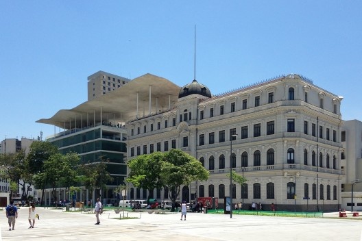Museu de Arte do Rio – MAR. Vista frontal e da lateral direita do conjunto a partir da Praça Mauá, Rio de Janeiro. Escritório Bernardes & Jacobsen