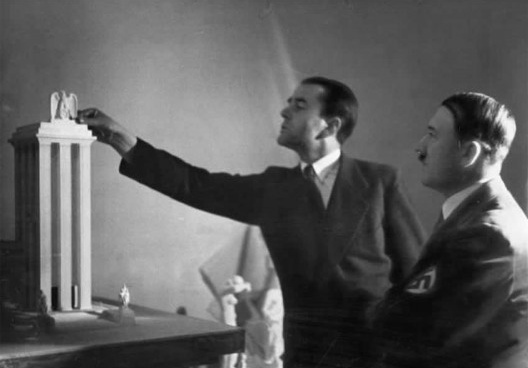 Albert Speer colocando a águia alemã no topo da torre, maquete para o pavilhão Alemanha na Exposição Universal de Paris, 1937
