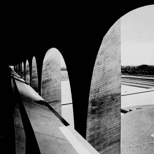 Sede da Editora Mondadori, Milão, Itália, 1968. Arquiteto Oscar Niemeyer