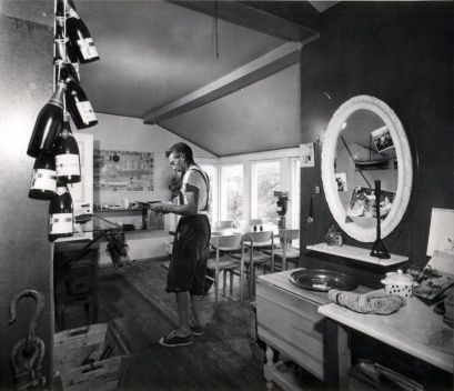 Jordi Tell Novellas en el interior de su cabaña. Hvaler (1953)