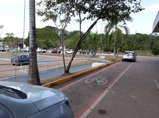 Veículos estacionado sobre a ciclovia em frente ao Aeroporto Internacional Jorge Teixeira, em Porto Velho RO