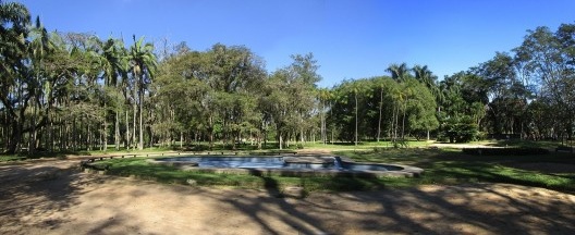 Núcleo original dos jardins junto à Residência Olivo Gomes, em São José dos Campos SP, incorporado ao parque encomendado por Clemente Gomes, em 1965, hoje transformado em espaço público de lazer
