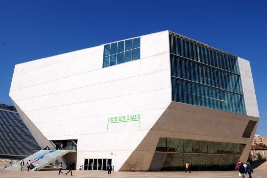Casa da Música, vista externa, Porto, 2005. Arquitetos Rem Koolhaas e Ellen van Loon / OMA