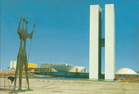 Cartão postal, escultura Candangos, de Bruno Giorgi, na praça dos Três Poderes, aos fundos do Congresso Nacional, antes da expansão