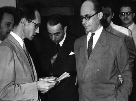 Carlos Drummond de Andrade e Gustavo Capanema; ao fundo, Rodrigo Melo Franco de Andrade