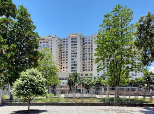 Edifício São Borja, avenida Rio Branco, 277, Centro, Rio de Janeiro. Em primeiro plano, praça onde se localizava o Palácio Monroe, antigo Senado Federal, demolido em 1976