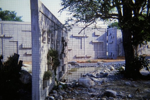 Detalhe do orquidário com as primeiras orquídeas plantadas