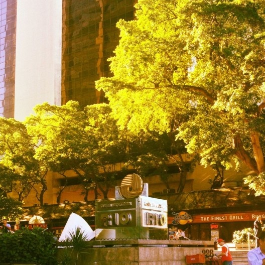 Condomínio argentina. Praça interna e marco