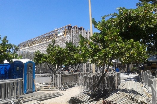 Estrutura temporária em montagem para evento em Copacabana