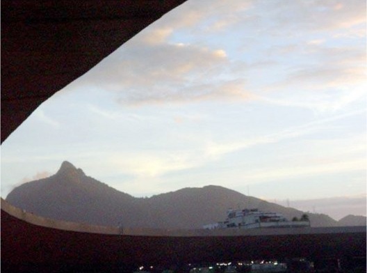 Maciço da Tijuca emoldurado pela marquise do Maracanã, 2006