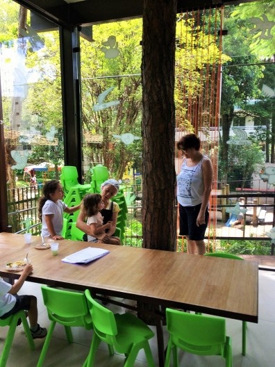 Refeitório/multiuso e o tronco do pinheiro brotando do chão e indo além