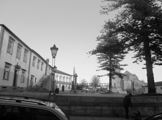 fig 21. Vista da fachada principal da Igreja Matriz (orientada a Poente), da Praça Nova e do edifício dos Paços do Concelho