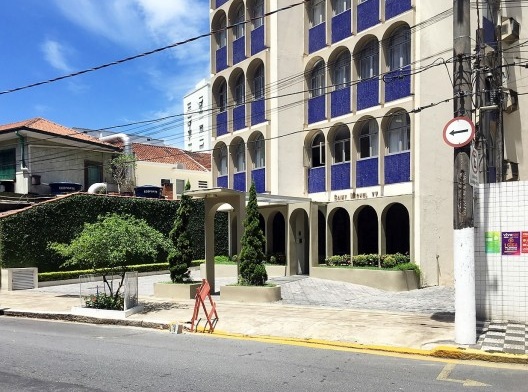 Recuo frontal de empreendimento com baia de embarque e desembarque