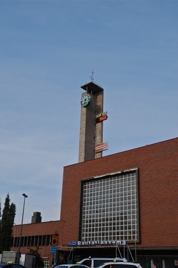 Aspecto da Estação Ferroviária de Tampere, projetada por Eero Seppälä e Otto Flodin, concluída em 1936