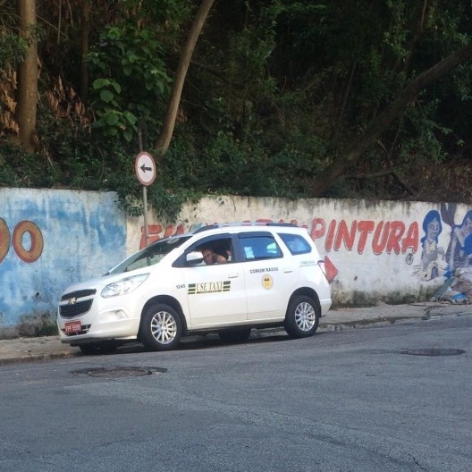 Táxi em rua do Bixiga