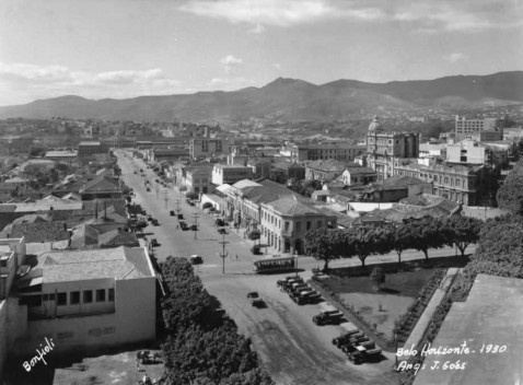 Fotografia dos anos de 1930 tendo em segundo plano o Pico Belo Horizonte na Serra do Curral