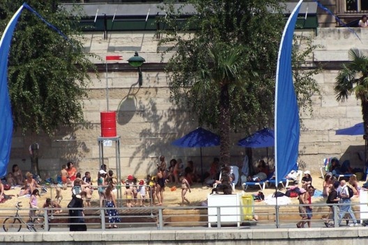 Praia Paris, inserção que acontece todos os verões gerando um novo espaço público para a população local e turistas