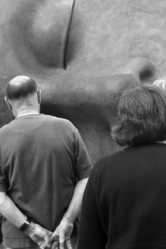 A tempestade obriga a gente a se ver (na fotografia, transeuntes observam uma obra do escultor polonês Igor Mitoraj em Rambla Catalunya, Barcelona, 2007)