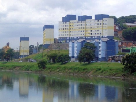Vista da Favela Nova Jaguaré do outro lado do Rio Pinheiros