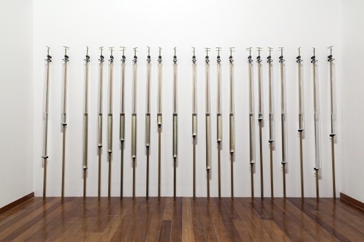 Linha d’água, 2018/2019, sargentos, acrílico e água, 250cm x 590cm x 30cm. Exposição “Marcia Pastore: contracorpo”, Pinacoteca do Estado, 2019-2020